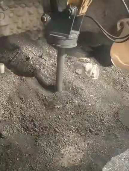 公鐵兩用挖掘機（旋轉(zhuǎn)器松砟器）